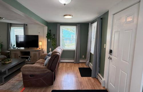 Oakland Beach Cottage - Sleeps up to 4 - Photo 4
