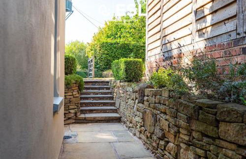 Charming Cottage 3-Bedrooms Sleeps 8 & Hot Tub - Photo 6