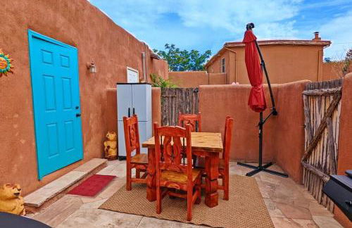 Enchanted Casita with Private Outdoor Hot Tub and Patio, Near Santa Fe Plaza, Sleeps 4 with free parking - Foto 45
