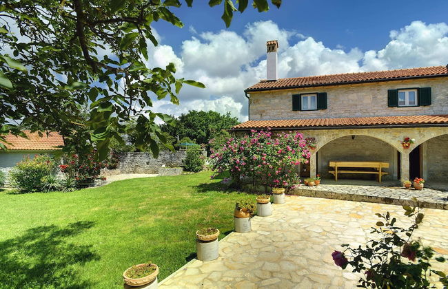 Holiday Home in Rojnici With Private Pool - Photo 1