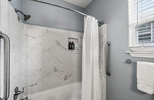 Summer Bliss Walk to Beach Master Suite Bunk Beds Sleeps 9 - Foto 17