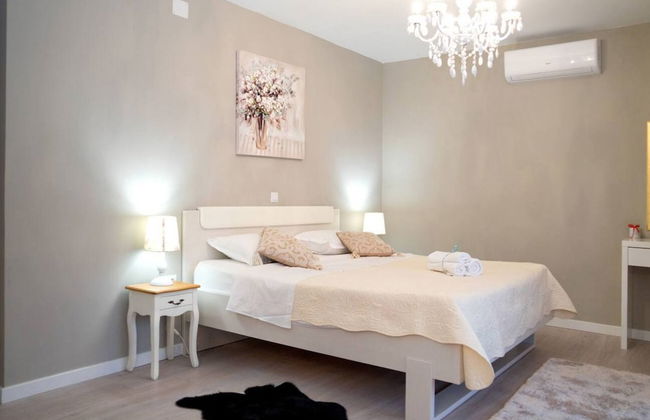 Peaceful Escape With Mountain Views, Heated Pool and Modern Amenities in Radošić - Foto 4