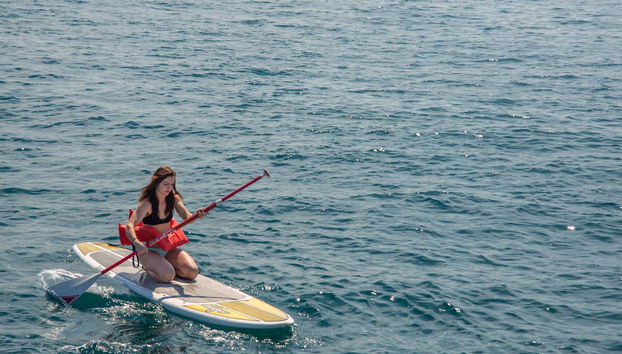 Una joven haciendo paddle board