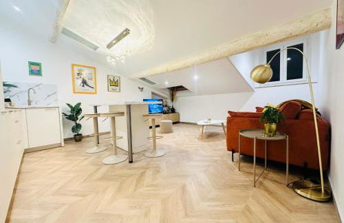 Elegant mansardé-place du pin - Photo 3