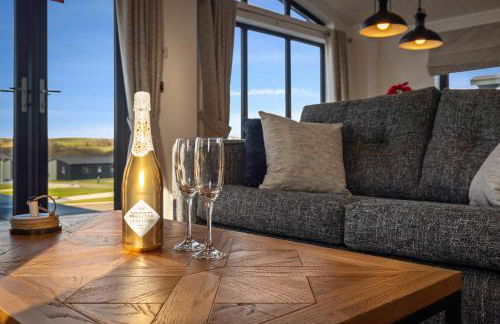 Hiraeth - Luxury Lodge with Hot Tub, Close to Beach - Photo 8