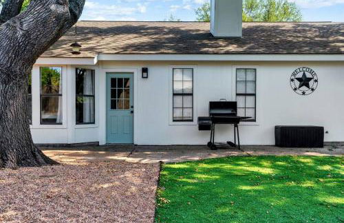 Charming & Bright W Lounging Pool and Hot Tub - Photo 96