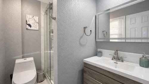 Large Overland Park Getaway 4 KING beds 3 Bath Sleeps 10 - Foto 3