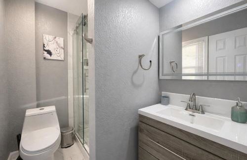 Large Overland Park Getaway 4 KING beds 3 Bath Sleeps 10 - Foto 3