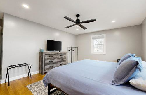 Waterfront Fun! Group Getaway on Lake Marie - Foto 10