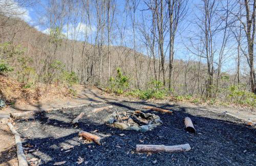 Stunning Maggie Valley Getaway with Decks, Fire Pit! - Foto 32