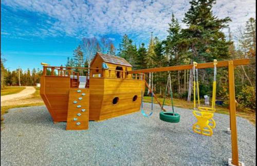 Waterfront Family & Pet Friendly Home with Hot Tub "Sandpiper Shores" - Foto 3