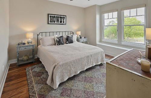 Luxury 5 BR 4 Bath, Hot Tub, Outdoor Kitchen, Across Street from Kyle Field! - Foto 23