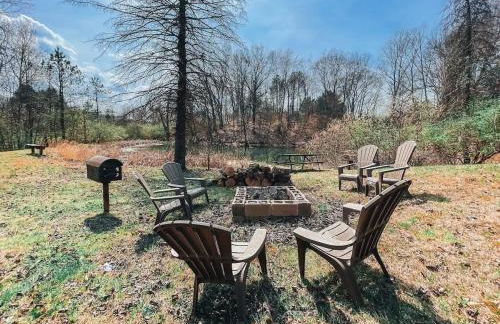 Edgewater Escape, Hocking Hills, Hot Tub, Pond - Photo 12