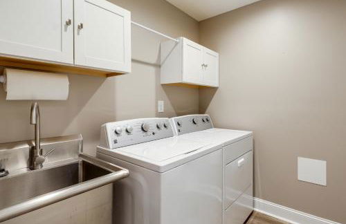 Lakefront Haven with Hot Tub and Game Room in Hickory! - Foto 32