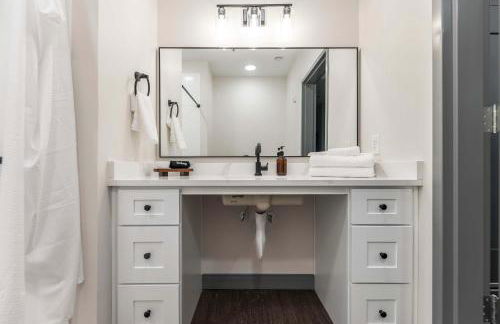 Dynamic Stay Connected Comfort Steps from Atrium - Foto 24