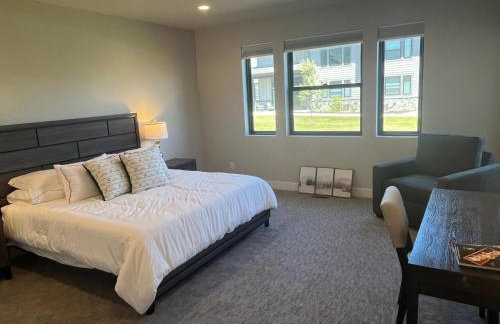 4 bd Ski Villa with Hot Tub and Bunk Room by lake! - Foto 8