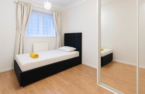 Modern 3 Bedroom Home, Free Parking, Garden, Sleeps 7 - Photo 28