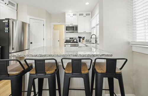 Family Spacious 5BR Retreat w Game Filled Basement Suite - Foto 13