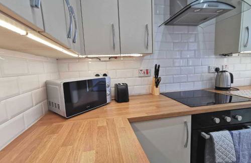 4-Bed Contractor Home - Garden - Near M4 & City - Foto 3