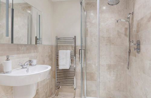 Luxury Farmhouse Retreat with Private Hot Tub & EV - Foto 13