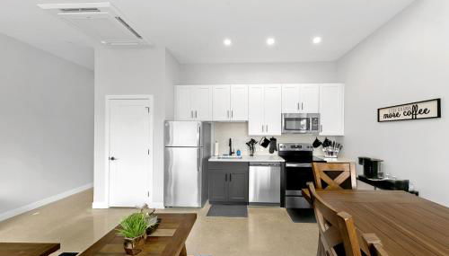 King Bed, Downtown Steps from Bengals & Reds, Minutes to OTR, TQL, HardRock - Foto 5, stove, pet friendly, toaster, minibar