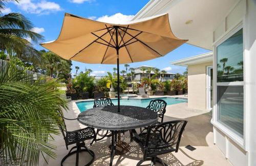 Private Village Home with Heated pool & spa with private front courtyard - Photo 71