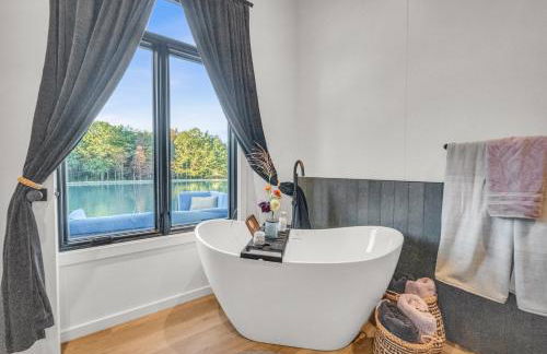 Tiny House on a Waterfall at Private Tiny Lake - Foto 6