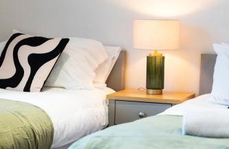 Shenley House- Premium Stay, Private Parking for multiple cars, Sleeps 6, 2 Bedroom, 2 Ensuites, Central MK - Foto 1