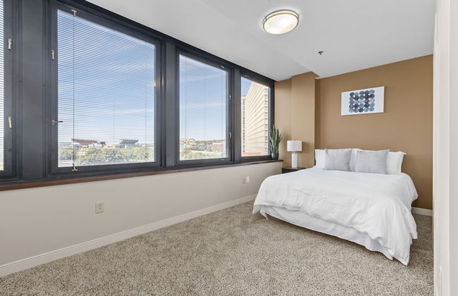 Sleek 2BR Downtown Retreat with Gym - Foto 4