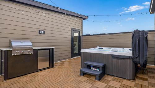 Modern Multi-Level Retreat with Rooftop Hot Tub - Foto 5