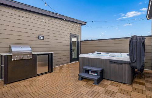 Modern Multi-Level Retreat with Rooftop Hot Tub - Foto 5