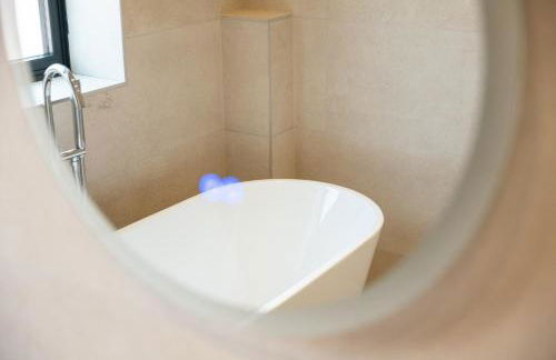 Luxury 4BDR House By Torr Property Group Short Lets & Serviced Accommodation With Free Gated Secure Parking & Private Patio Garden Liverpool - Foto 49