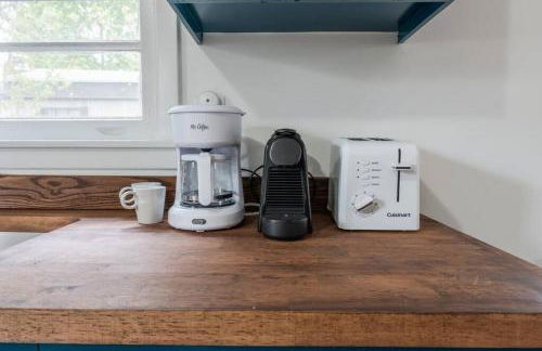 Retro Retreat: 1br home w/ WFH desk, livingroom, and fire pit - Foto 20