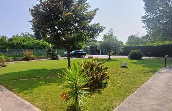 Charme rustico con ampio giardino e piscina con due camere - Foto 17