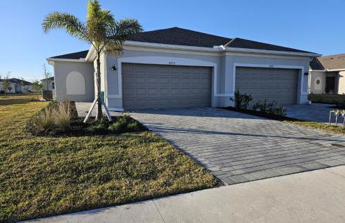 Pet friendly, Heated Pool, close to many beaches, monthly New Vacation Villa - Foto 30