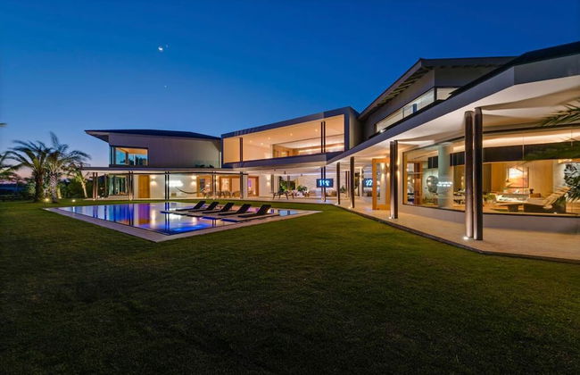 Modern 7BR Villa w Stunning Views of Golf Course - Photo 1