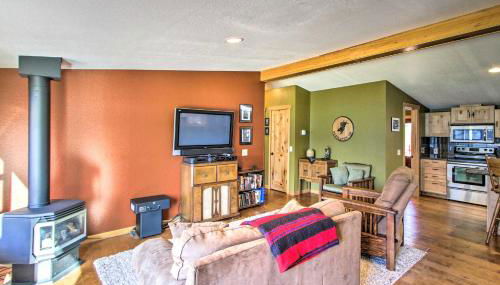 Lakefront Eatonville Cabin with Dock and Mtn Views! - Foto 5