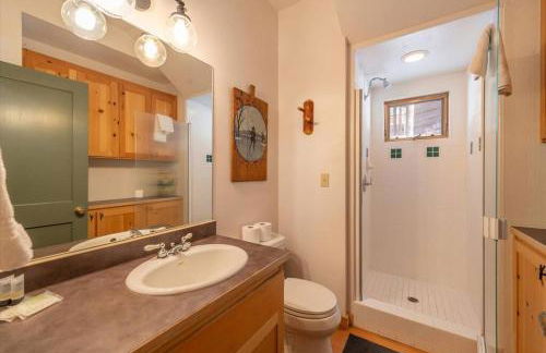 Cozy Designer Decorated Cabin Near Slopes Fireplace Peekaboo Lakeview - Foto 7