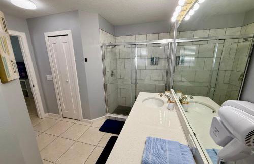 Grand Deluxe Pines 3BR Pool Home near Disney - Foto 24