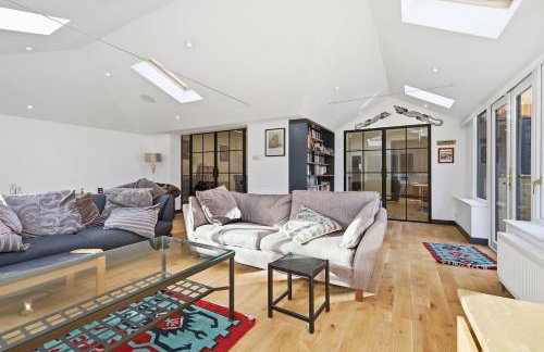 Month Stays, Free parking Luxury 4 Bed - Photo 5