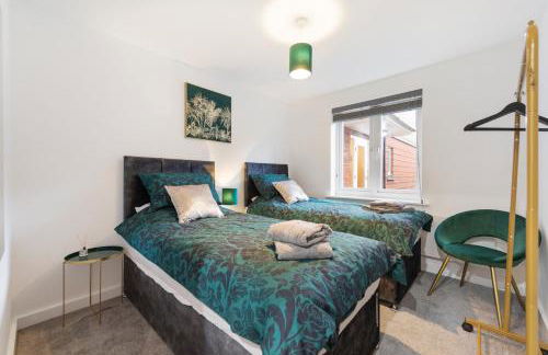 Deluxe 2-Bedroom Serviced Apartment with Free Parking - Foto 10