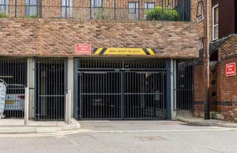 Stylish & Comfortable Top-Floor Flat in Harrow - Photo 21