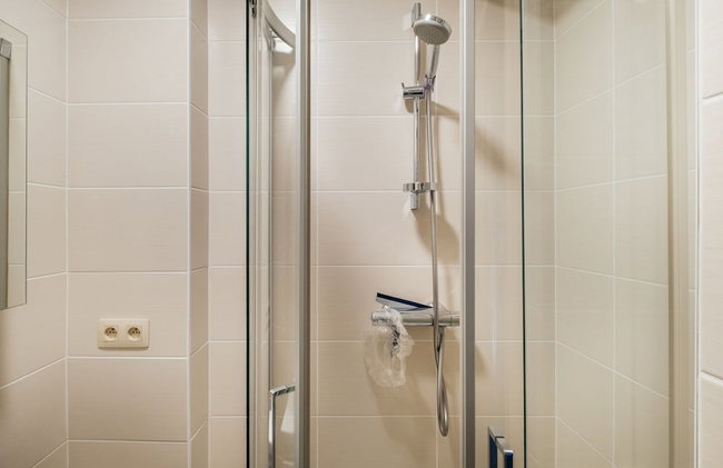 Duplex Near Zeedijk & Center With Sunny Balcony - Photo 18