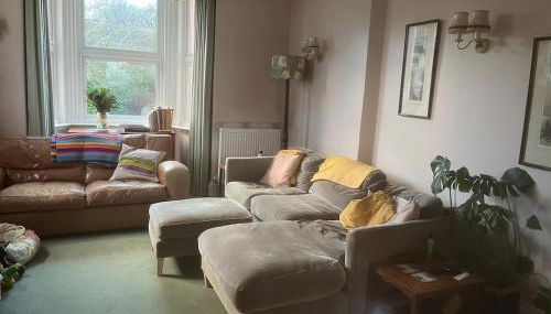 Spacious 4 Bed House Ideal for Races - Foto 2