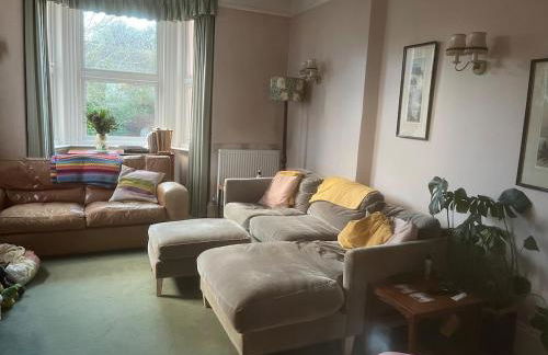 Spacious 4 Bed House Ideal for Races - Photo 2