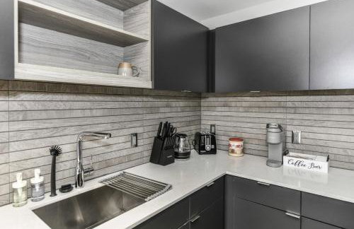 Stylish 2BR Retreat Gym Parkng and Scenic Rooftop - Foto 39