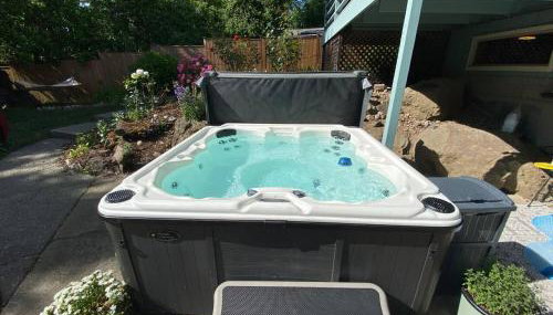Basement Apartment w/ Hot Tub & Bombshelter! - Foto 4