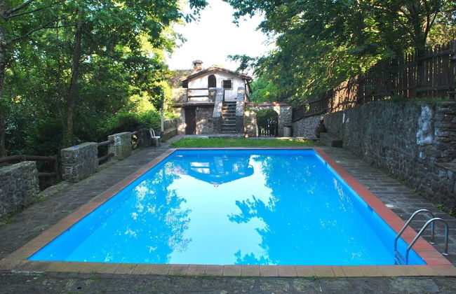 Spacious Home With Shared Pool - Photo 27