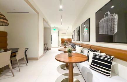 City Skyline Views & Rooftop Pool at District 225 - Foto 54