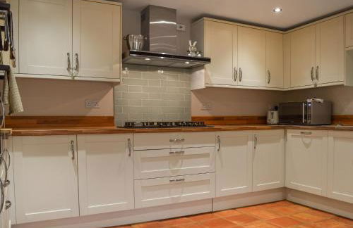 Queens Manor - Photo 8